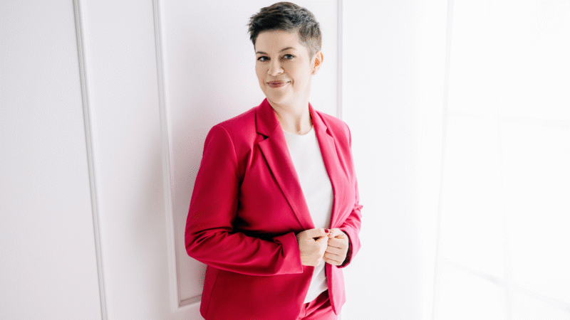 Kinga Witko ubrana w biznesowy garnitur